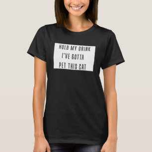 Håll min dryck.. Jag måste ta den här kattburken.. T Shirt