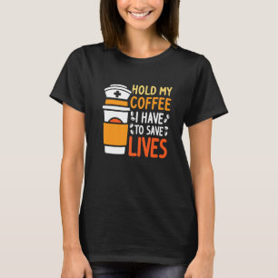 Håll mitt kaffe jag måste till Spara Life Med Surg T Shirt