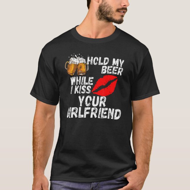 Håll mitt öl medan jag kör din flickvän t shirt (Framsida)