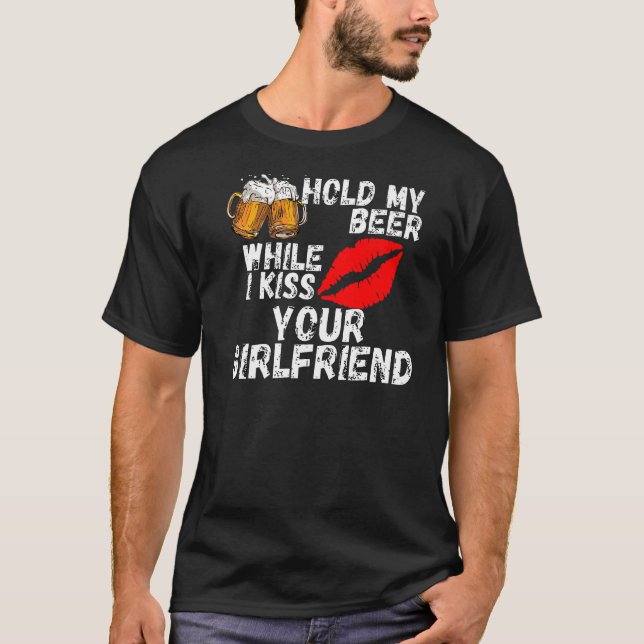 Håll mitt öl medan jag kör din flickvän t shirt (Framsida)