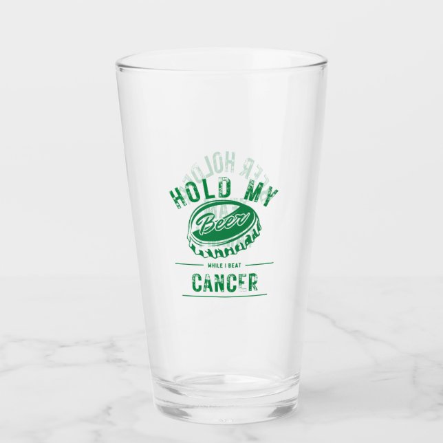 Håll mitt öl medan jag slår cancer glaskopp (Framsida)