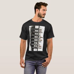 Håll på att köra naglar cementerar in t-shirt