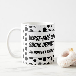 Häll upp lite socker kaffemugg