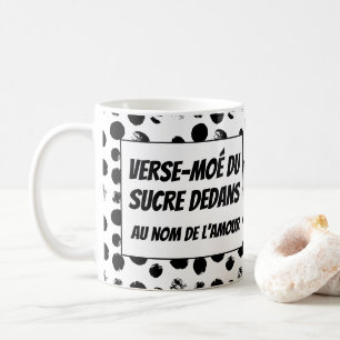 Häll upp lite socker kaffemugg