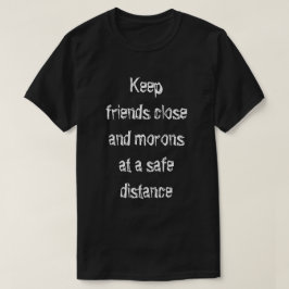 Håll vänner nära t shirt