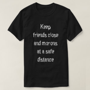 Håll vänner nära t shirt