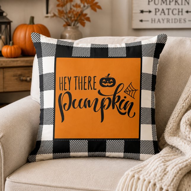 Hallå där pumpa Halloween Buffalo-ruta Kudde (Say hello to pumpkin season with this bold and cheerful “Hey There Pumpkin” Halloween throw pillow.)