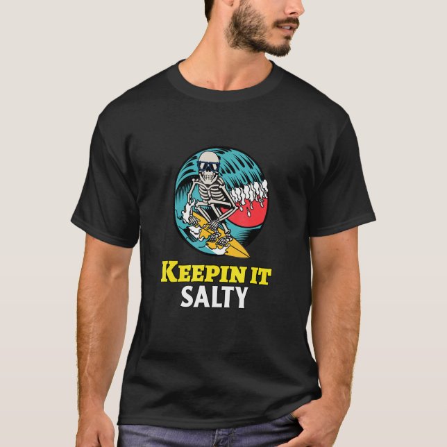 Hålla det i Salty Skeleton Surfer Ocean Wave T Shirt (Framsida)