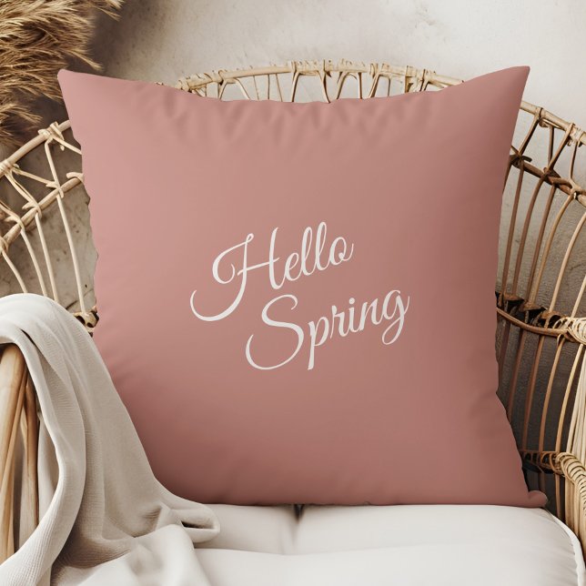 Hallå Vår Dammrosa Kastkudde Kudde (Hello Spring Dusty Rose Throw Pillow in a boho rattan armchair.)