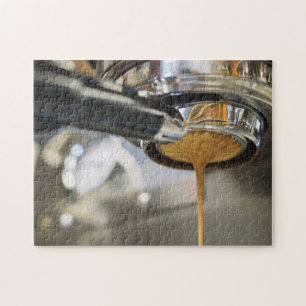 Hällande Espresso från Kaffe Maskin Pussel