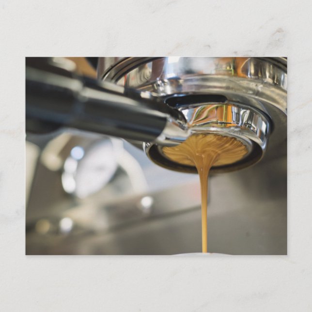 Hällande Espresso från Kaffe Maskin Vykort (Framsida)