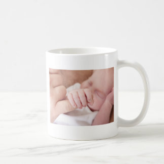 hållande farfinger för nyfödd bebis kaffemugg