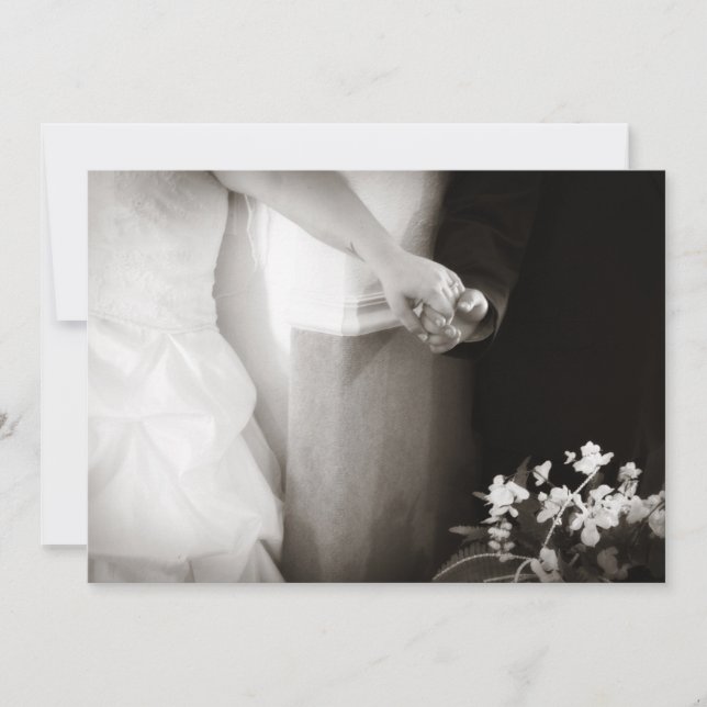 Hållande händer för brud som och för brudgum gifta inbjudningar (Framsida)