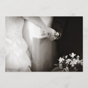 Hållande händer för brud som och för brudgum gifta inbjudningar