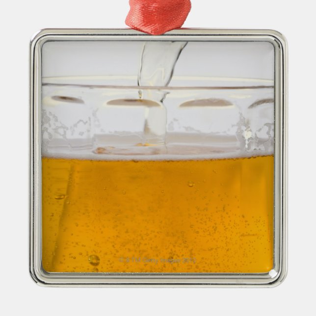 Hällande öl i den glass muggen, ytterlighet, julgransprydnad metall (Framsidan)