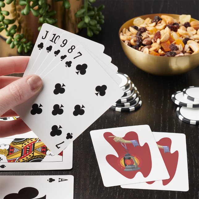 Håller en lykta casinokort (Skapare uppladdad)