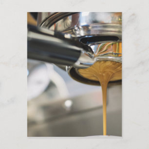 Häller espresso från espressomaskin vykort