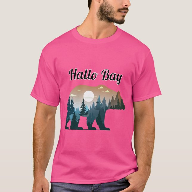Hallo Bay Bear Silhouette with Forest Landscape in T Shirt (Framsida)