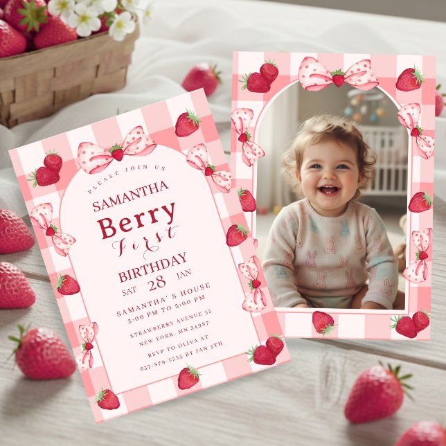 Hallona Första Födelsedags Foto Bow Gingham Inbjud (Berry First Birthday Photo Red Gingham Invitation)