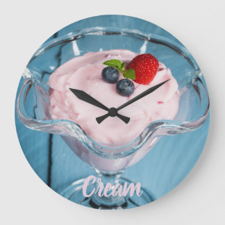 Hallonberry Cream Dessert med mynta och fruktgåva Stor Klocka