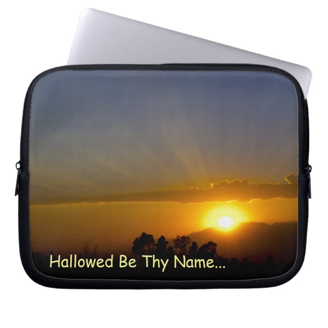 Hallow Be Thera Namn Laptop Sleeve (Framsidan)