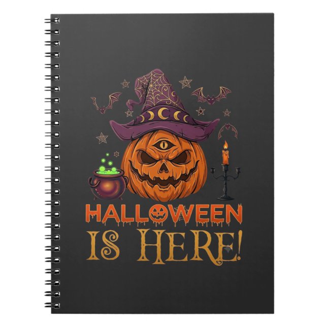 Halloween Är Här Pumpa Häxa Hatt Magi Kittel Anteckningsbok (Framsidan)