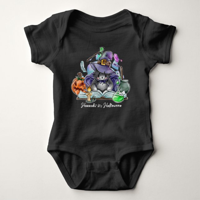 Halloween Baby Söt Katt Häxa Personligt Namn T Shirt (Framsida)