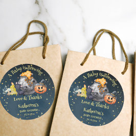 Halloween-babyduschen baby har en brinnande fördel runt klistermärke