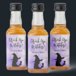 Halloween Bachelorette Party Drink Up Witches Spritflaskor Etikett<br><div class="desc">Anpassningsbar häxliquor flaska-etiketter för din Halloween-nöjesfest. De har silhuetten från en häxa på en rökig bakgrund.</div>