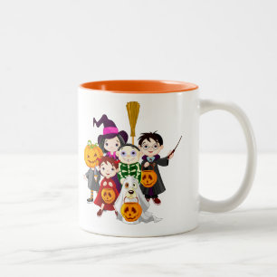 Halloween-barn lurar eller behandlar Två-Tonad mugg
