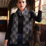Halloween Black and White Spindelnät Sjal<br><div class="desc">Öka ditt fall mode med den elegant spindelnät mönster scarf. Perfekt för att lägga till en liten skokusering till alla enheter, den här designen har komplicerade spindelnät på mörkens bakgrund. Den är tillverkad av mjuk och lätt chiffon, den skrapar vackert och skapar den som ett perfekt tillbehör för både avslappnad...</div>