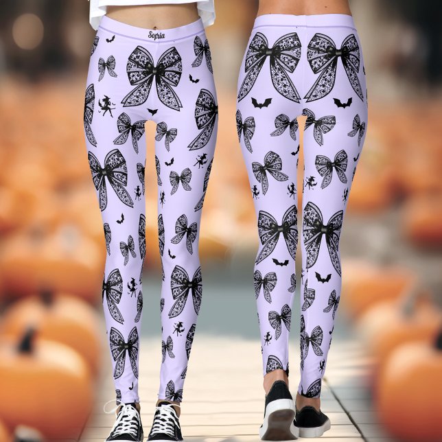 Halloween Black Bow Coquette Lila Witch Namn Leggings (Halloween Black Bow Coquette Purple Witch Name Leggings)