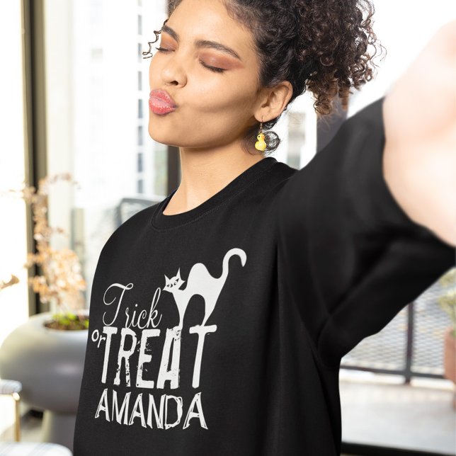 Halloween Bus eller godis Typografi T Shirt (Trick or treat custom black Halloween Sweatshirt.)