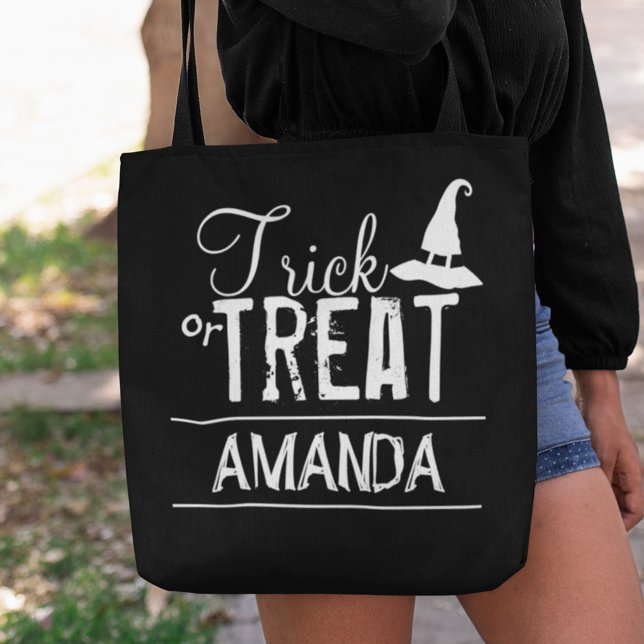Halloween Bus eller godis Witch Hat Typography Tygkasse (Halloween personalized black and white witch "trick or treat" tote bag.)