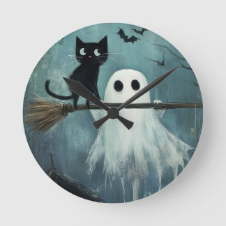 Halloween Cat och Ghost som flyger på Broom Rund Klocka