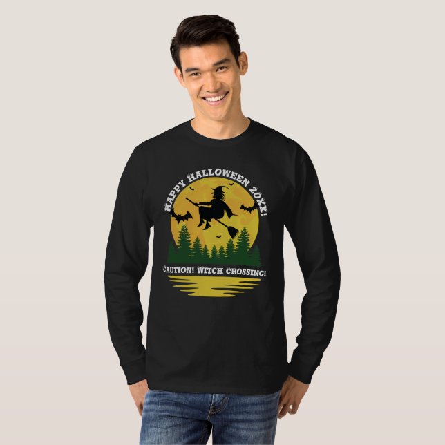 Halloween Caude Witch Crossing Flies Broomstick T Shirt (Hel framsida)