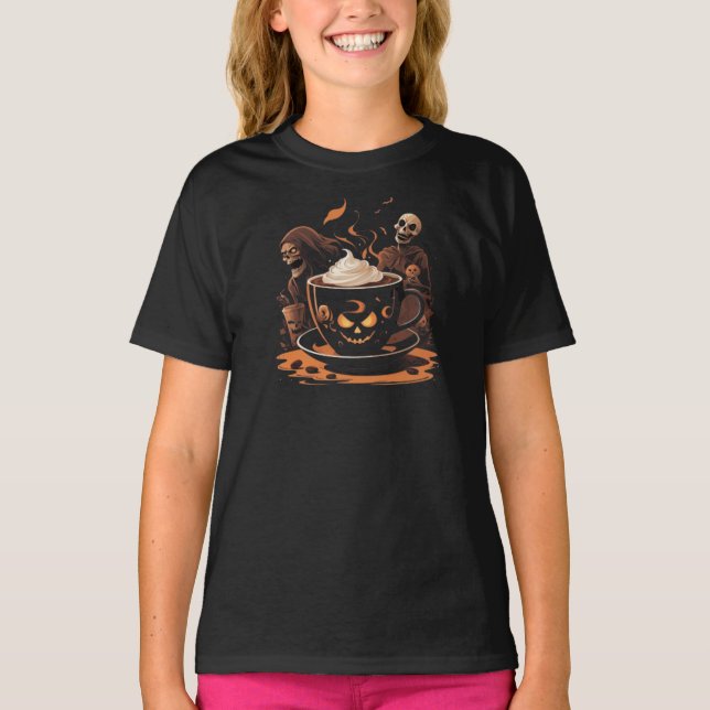 Halloween Coffee Art – Spooky Latte with Skeletons T Shirt (Framsida)