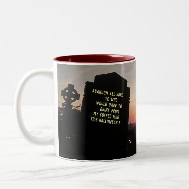 Halloween Coffee Mug Haunted Graveyard. Två-Tonad Mugg (Vänster)