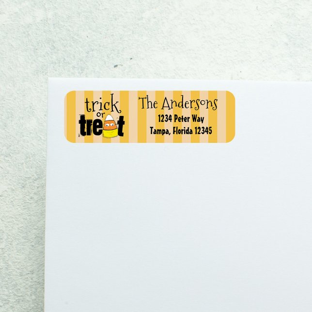 Halloween Cute Candy corn Smiling Whimsical Returadress Etikett (Trick or treat Halloween return label with candy corn and orange striped background.)