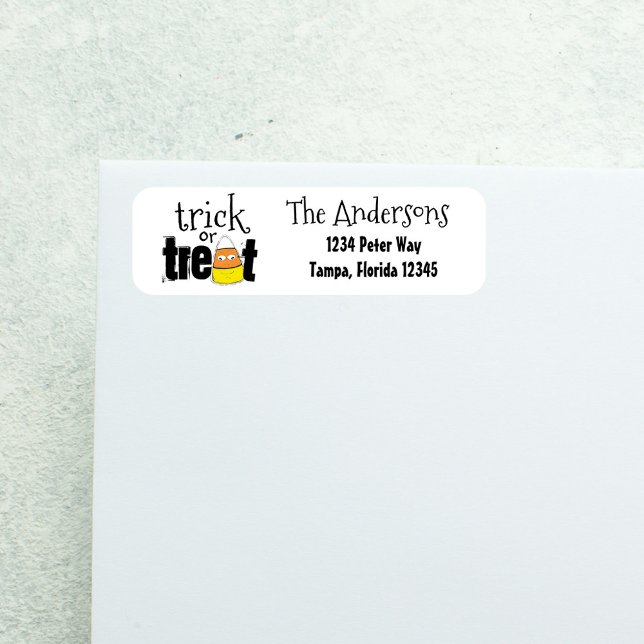 Halloween Cute Candy corn Smiling Whimsical Returadress Etikett (Trick or treat Halloween return address label with cute candy corn and playful typography.)