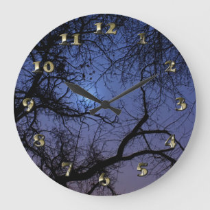 Halloween design med det spöklika träd och måne stor klocka