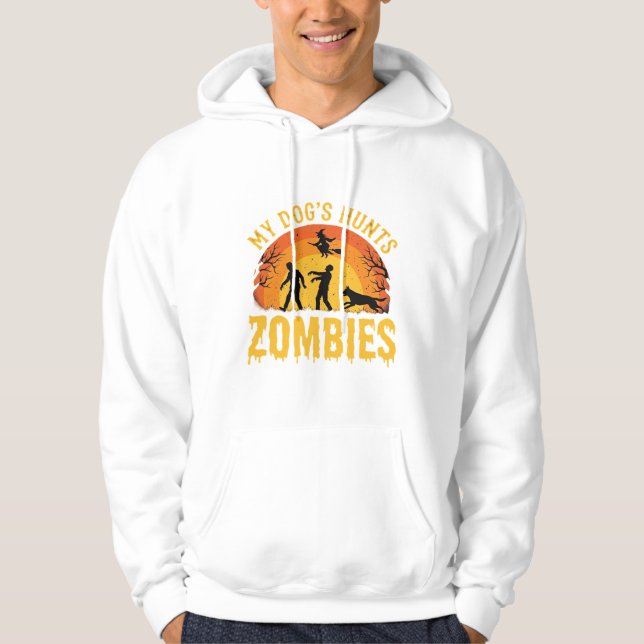 Halloween-design med hund som jagar zombies hoodie (Framsida)
