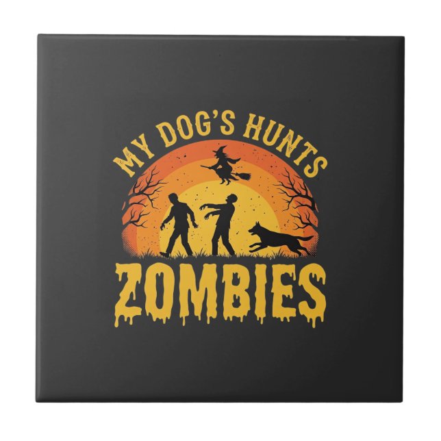 Halloween-design med hund som jagar zombies kakelplatta (Framsidan)