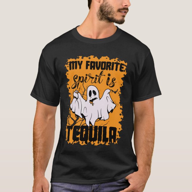 Halloween dricker favoritsprit tequila t shirt (Framsida)