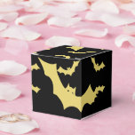 Halloween Favor Box av Poet Adiela Akoo Presentaskar<br><div class="desc">Det är Halloween och Draculas kastar en party mot krypten, den hemsökta mansionen på backe. Det är en milstolpe du inte kan missa. De har skickat dig en inbjudan och hypnotiskt velat att du skulle vara med vid solnedgången på Halloween. Gå in i andan med den här snygga affären som...</div>