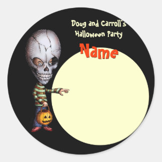 Halloween festnamn bricka - skalleunge runt klistermärke