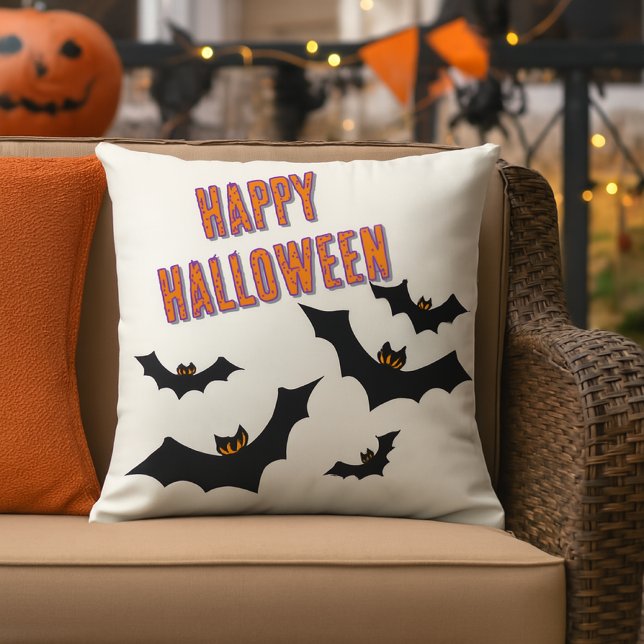 Halloween Fladdermus Porch/Patio Kudde (The outdoor pillow features a bold “Happy Halloween” design with jagged-winged bats )