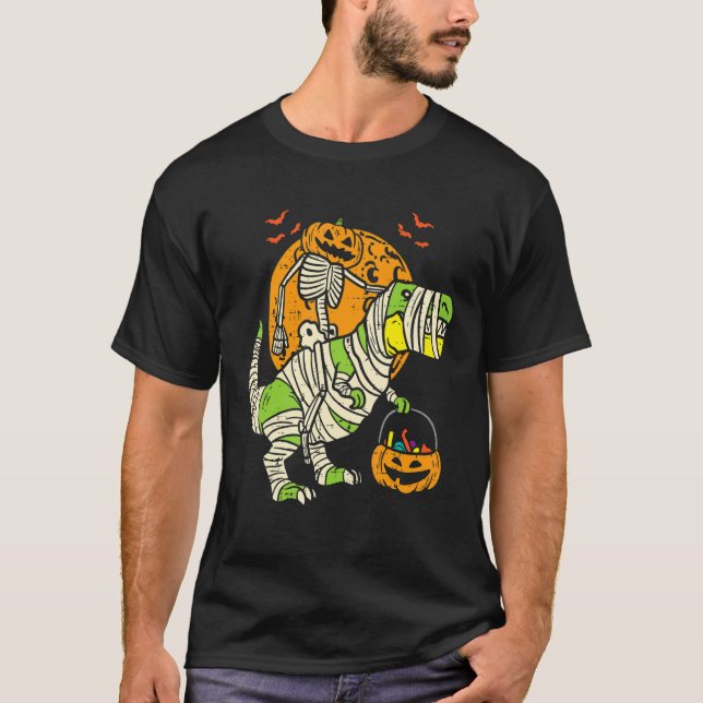 Halloween For Boys Kids Skeleton Riding Mummy Dino T Shirt (Framsida)