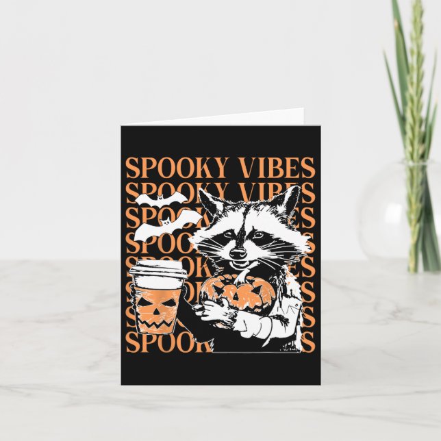 Halloween Funny Raccoon Spooky Vibes Coffee Pumpki Kort (Framsida)