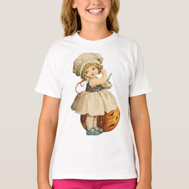 Halloween Girl Carving Apple T Shirt (Framsida)